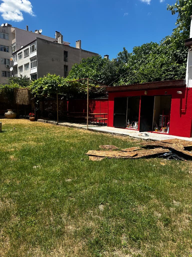 Asma çardaklı bahçe kahvaltı alanı